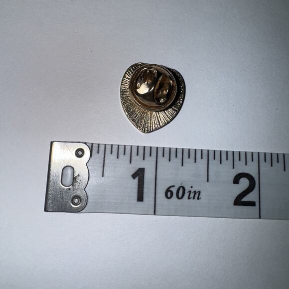 Heat Shaped Lips With Dracula Vampire Teeth Pin Brooch - Picture 2 of 2